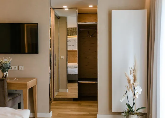 호텔 Schlosstaverne Thannhausen 2*